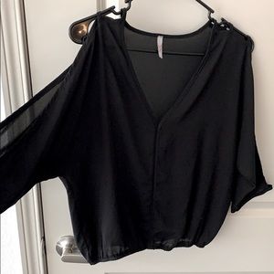 Open longsleeve black blouse
